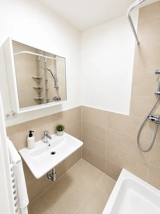 Bad mit Waschtisch, Spiegelschrank und Dusche